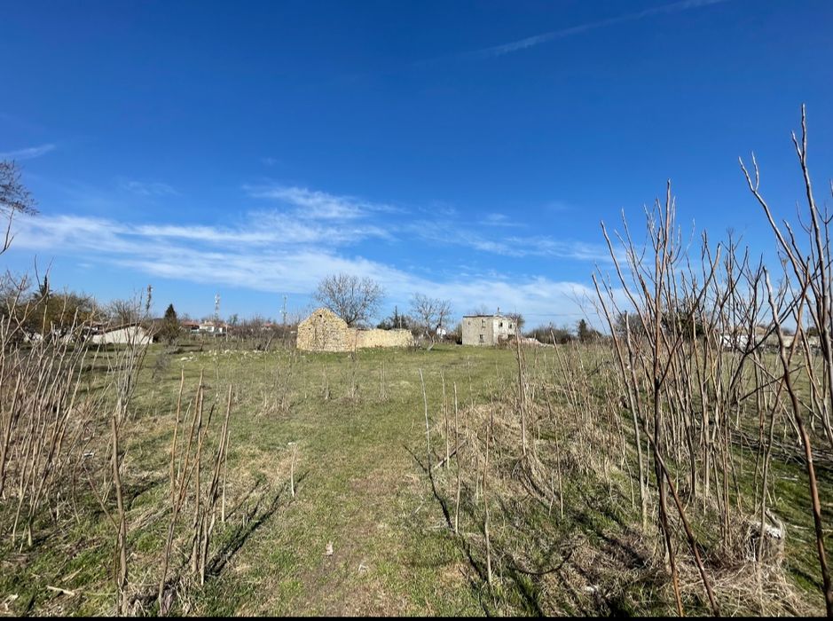 Къща с двор за ремонт с. Аврен