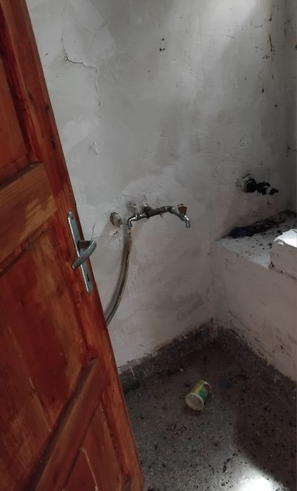 Продава къща в с.Еремия обл.Кюстендил