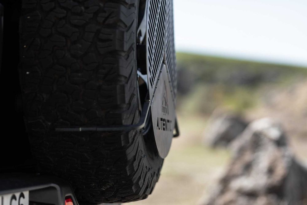 Gratar BBQ montare pe roata de rezerva AUTENTIC OVERLANDING GEAR