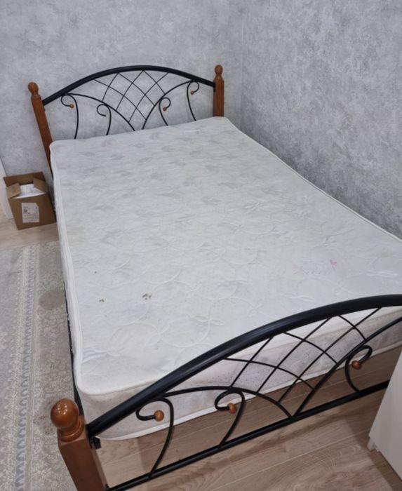 Продам кровать полуторка с матрасом