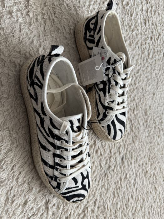 Дамски мокасини.