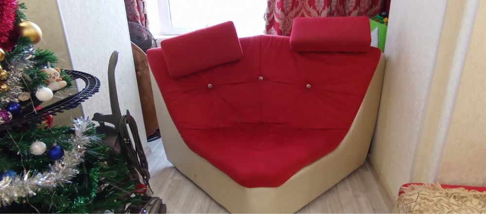 продам диван в комплекте красный