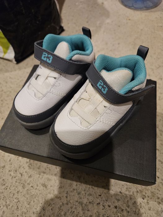 Pantofi sport Max Aura 3,Jordan marimea 22