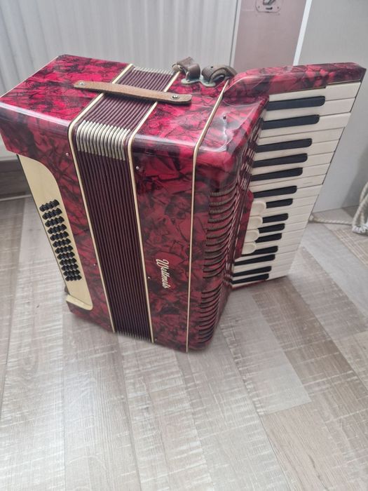 Продавам акордеон 48 баса