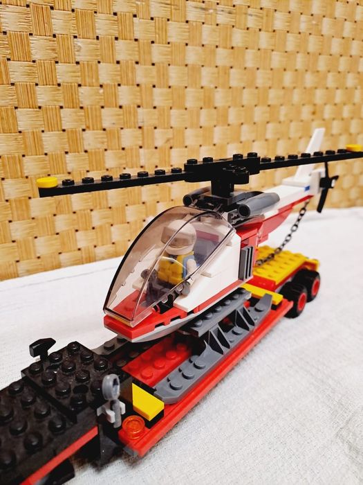 Дальнобольная машина с вертолётом на пицепе