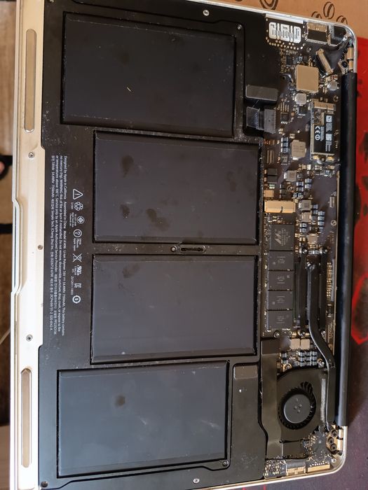 Vând Macbook Air A1466 pentru piese