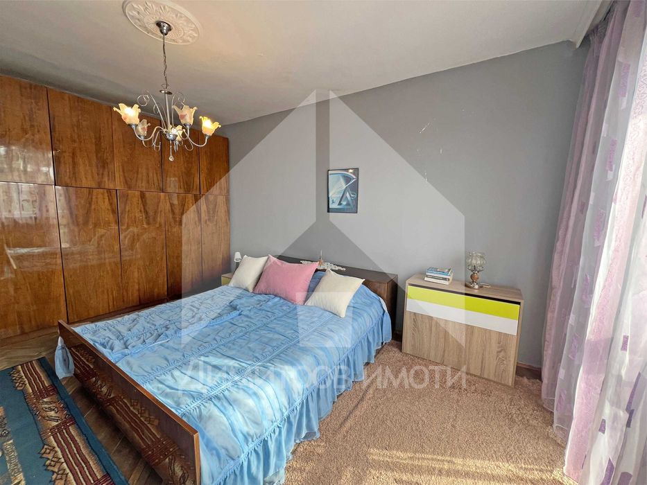 Продава се 65 кв.м. двустаен запазен апартамент ЦЕНТЪР гр. Нови пазар