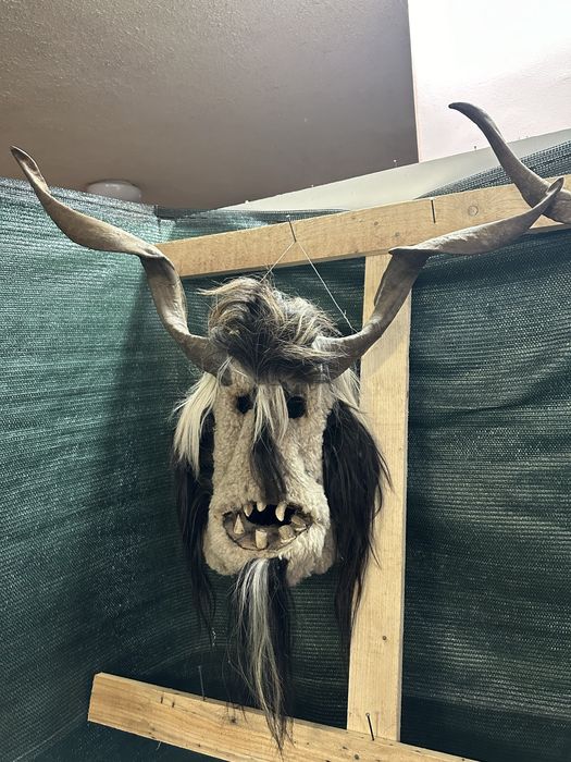 Кукерски маски от естествени материали