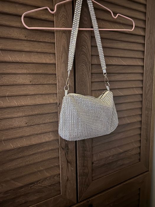 Лъскава чантичка с кристали