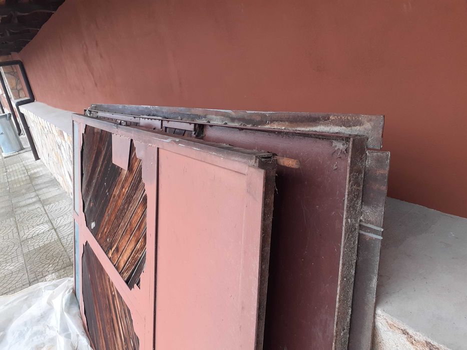 Метална гаражна врата от две крила