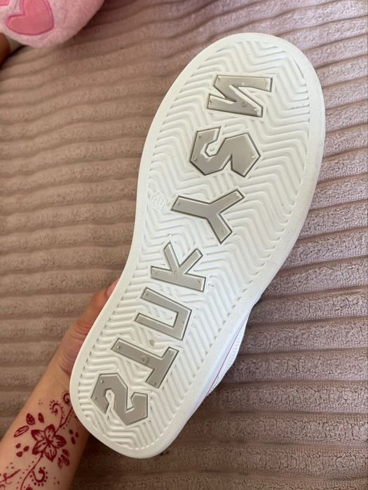 белые кроссовки