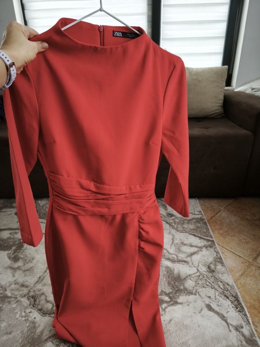 Рокля на Zara елегантна