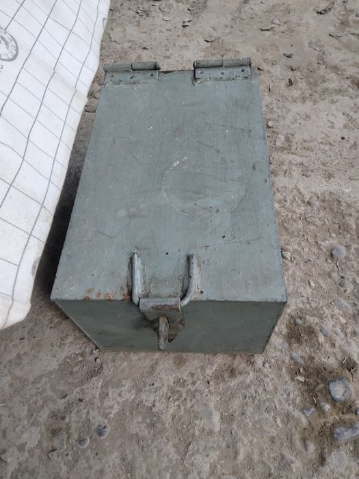 Сейф ящик железный