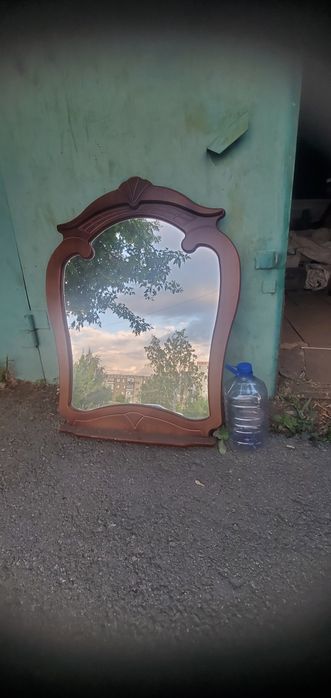 Зеркало с деревянным ободом