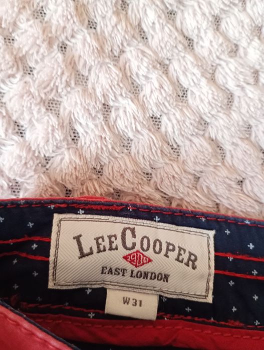 Vând pantaloni scurți Lee Cooper
