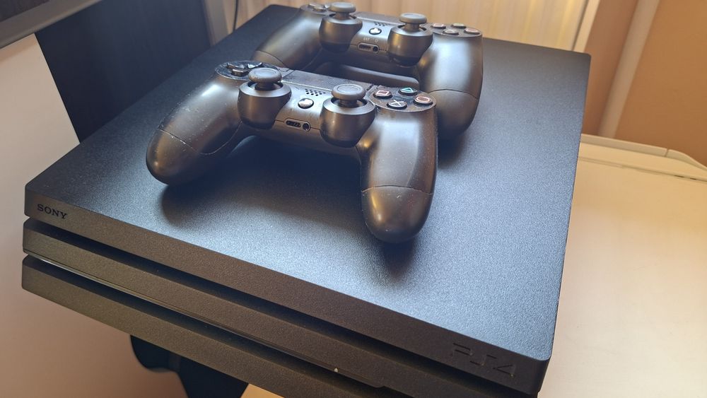Vind ps4 PRO 1tb