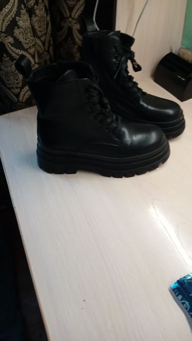 Продам ботинки женские