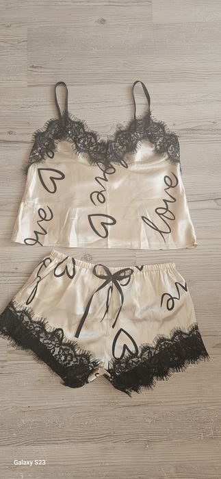 Сатенена пижама.