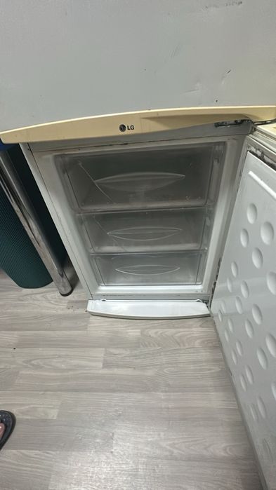 Продам Холодильник LG