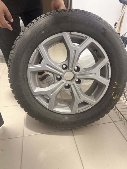 Продам зимнию резину с дисками 215/60 R16