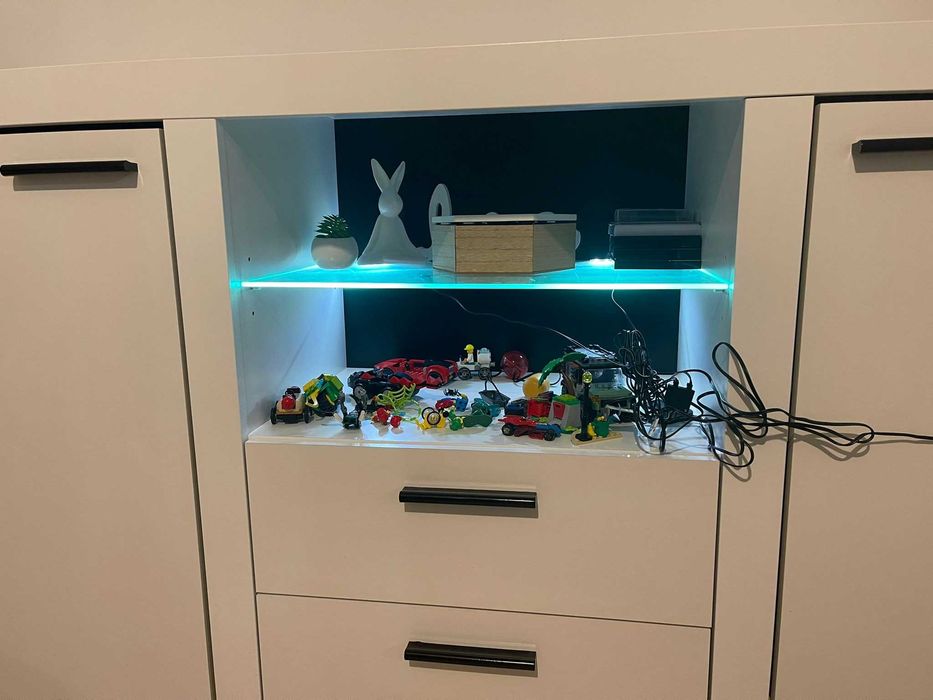 Vand comoda pentru camera