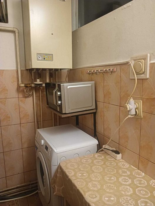 Vând garsonieră confort 1 de 28m² +2m² balcon pe dealul florilor zona standard la etajul 4 la 35000euro informații la Nr 0771495093