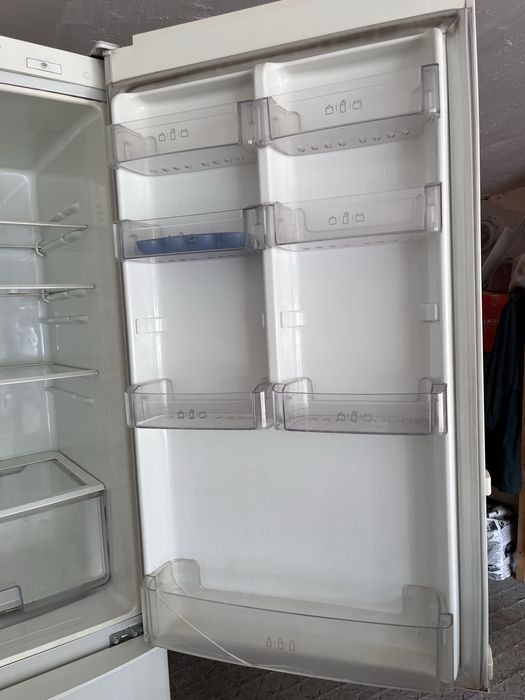 Продам Холодильник LG