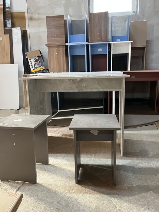 Продам стол со стульями.