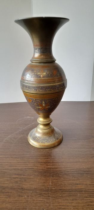 Красива изработка на бронзова ваза