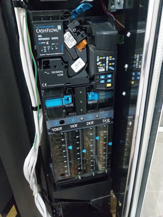 Продавам хладилна вендинг машина за снаксове и напитки