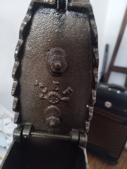 Fier de călcat vechi. Restaurat