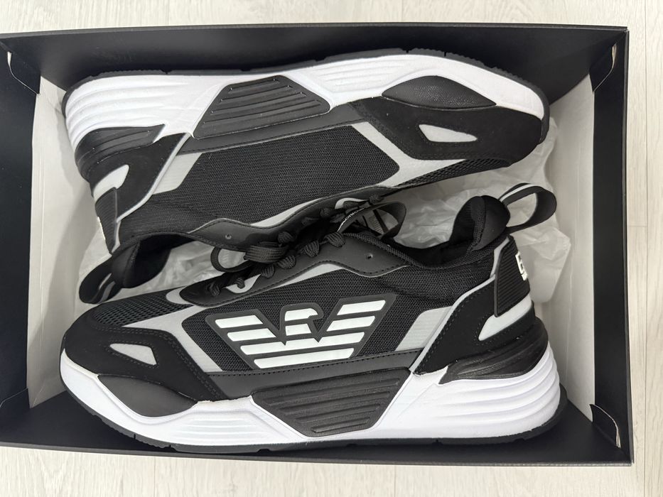 Продам кроссовки EA7