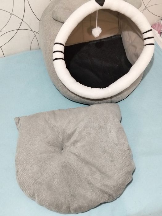 кошачий домик с игрушкой