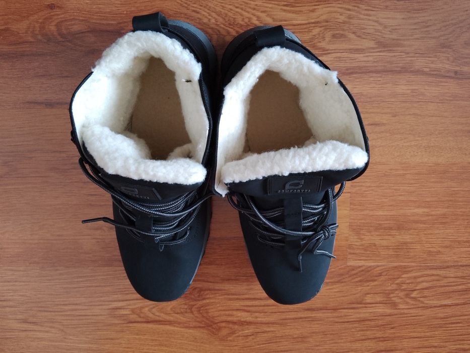 Топли зимни обувки ( нови )