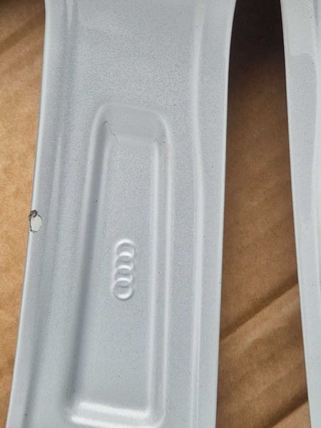 Audi Q7 R20
4M0 601 025 G
4 броя оригинални джанти