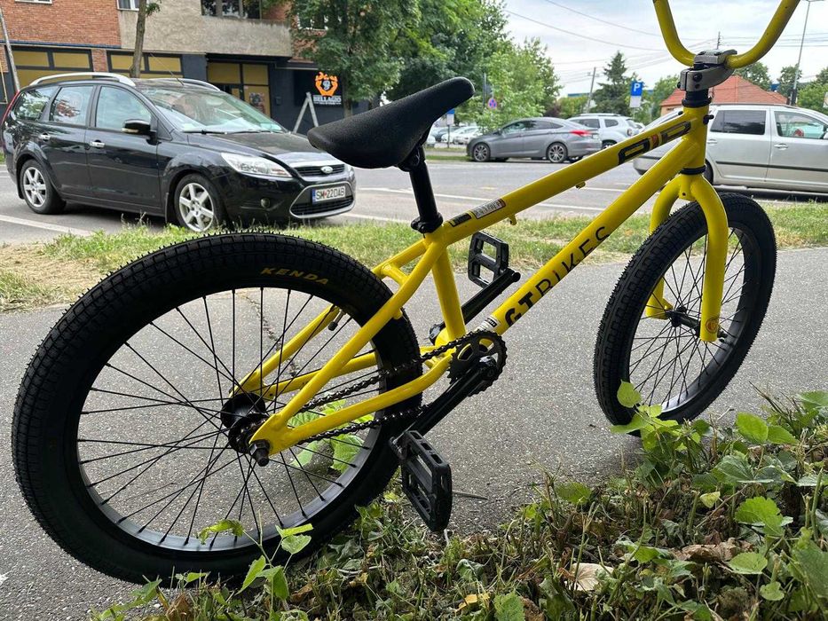 Bicicleta BMX GT ca Noua Galbena