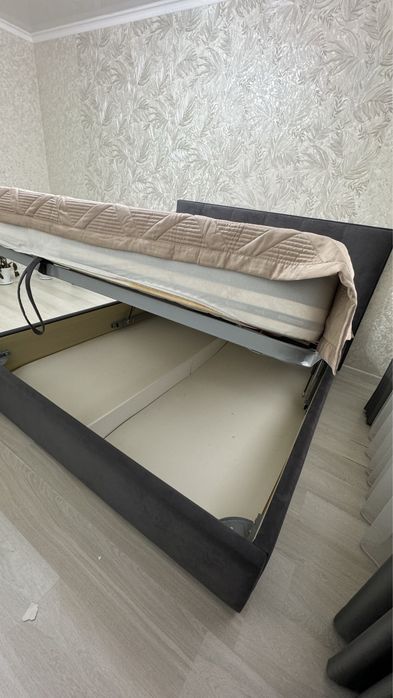 Кровать 180/200 с ортопедическим матрасом.