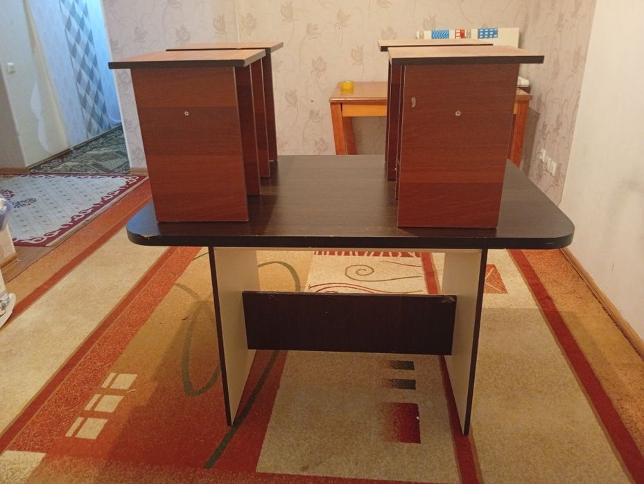 Стол 4 орындығымен бірге сатылады