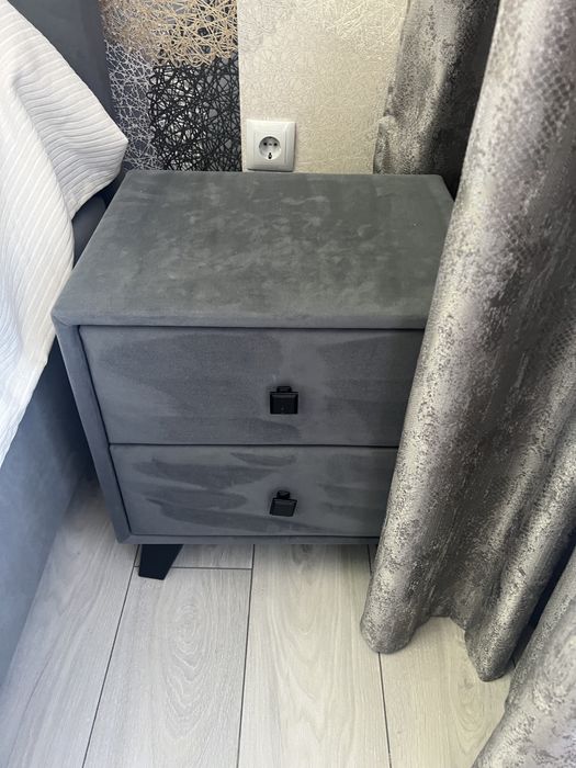 Продаю кровать и две тумбочки