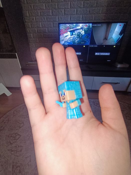 Игрушка Стив с алмазной бронёй Kinder Joy