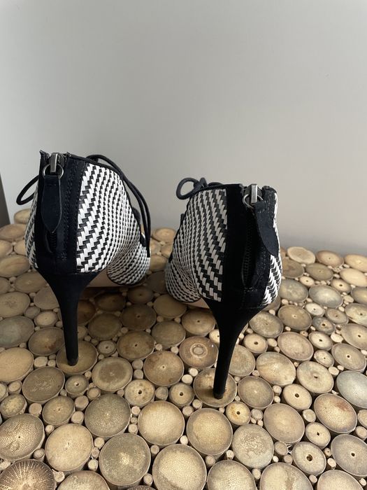 Pantofi decupati in fata cu snururi