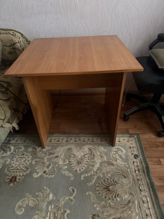 Стол обеденный квадратный