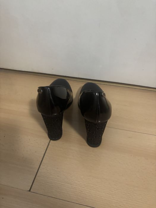 Черни лачени обувки на платформа