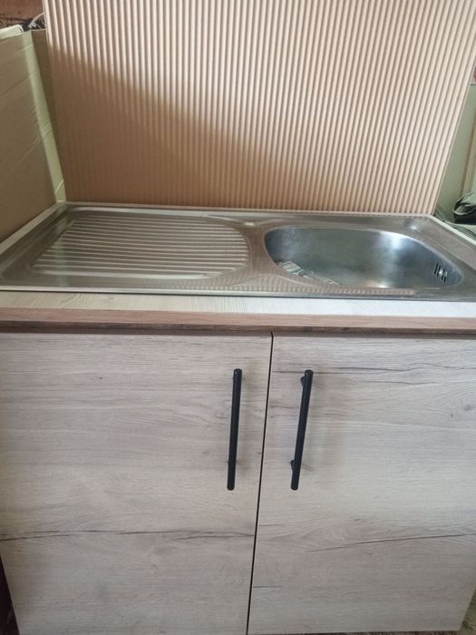 Продавам нов Шкаф с мивка