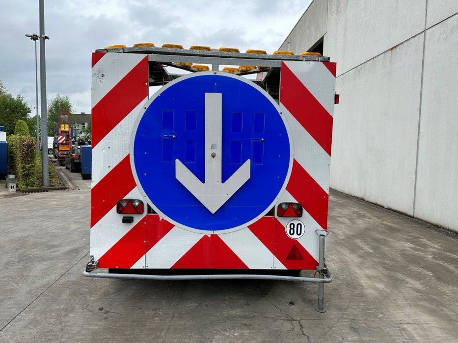 Remorca de semnalizare rutiera Remorca dirijare trafic