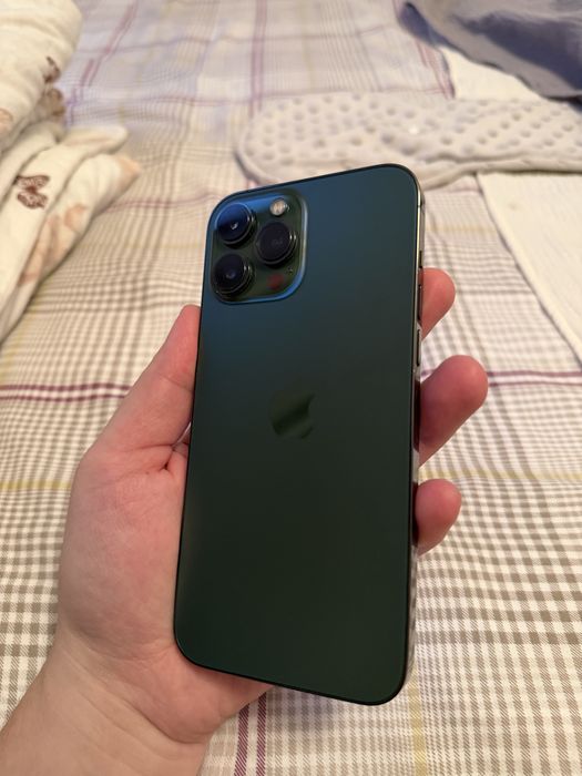 Продается iPhone 13 Pro Max 256GB в цвете Alpine Green.