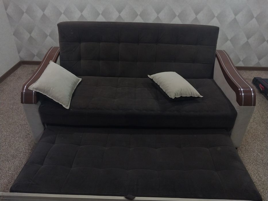 Диван и стол хороший