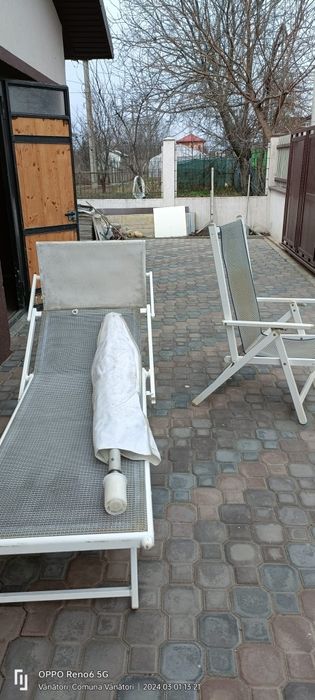 Șezlonguri și umbrele