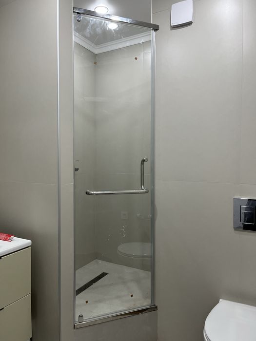 Душевые кабины ,перегородка из стекла для ванны