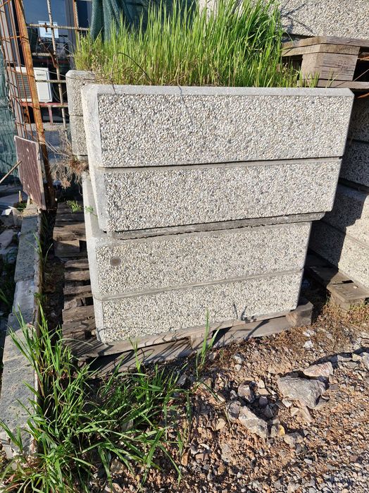 Градински кашпи с размери : 80/80см.